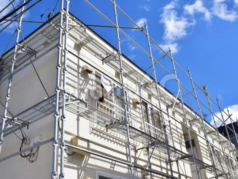 足場を設置した建物