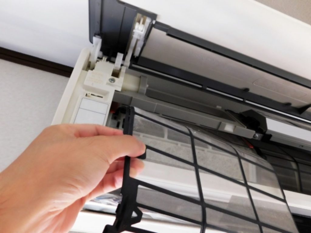 掃除しないとどうなっちゃうの！？ エアコンクリーニングを依頼する目安って？？