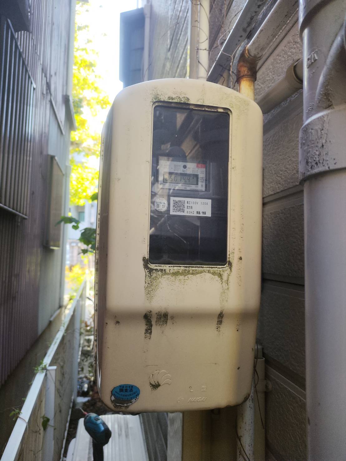 【知立市】電気メーター取付板の交換工事｜腐食による落下リスクを解消