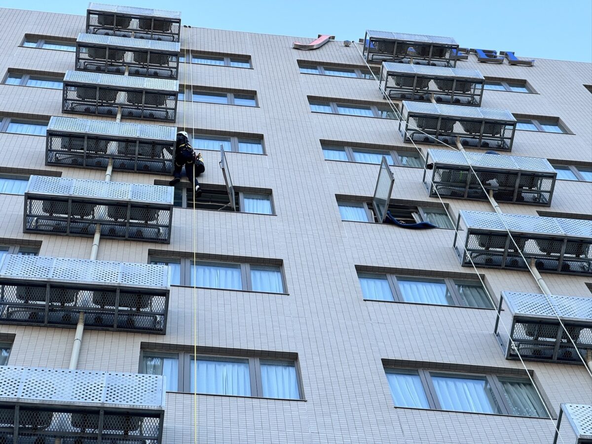 【常滑市】ホテルのエアコン交換｜ロープアクセス工法で足場不要・コスト削減を実現