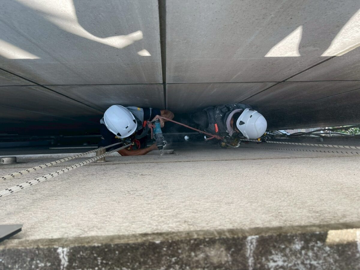 【岡崎市】飲食店のダクト交換・冷媒配管工事｜狭所40cmでもロープアクセスで対応