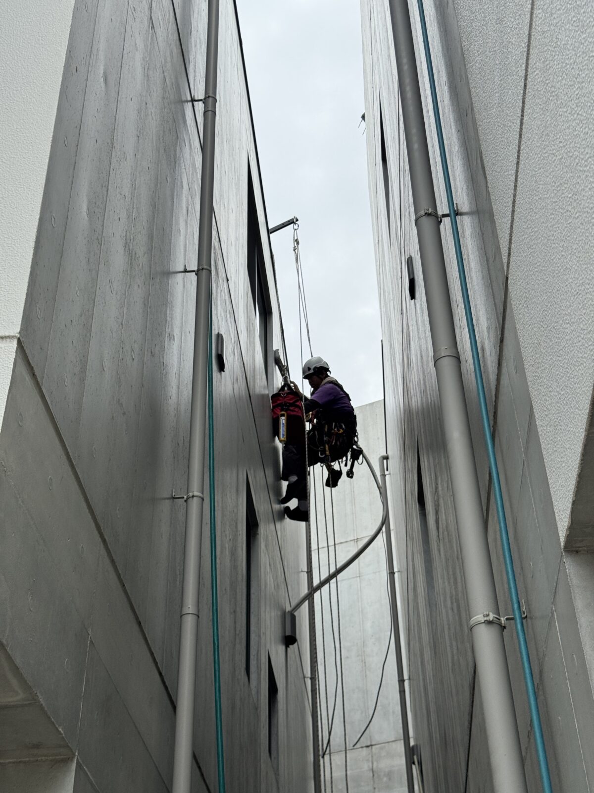 【愛知県知立市】室外機を真下に降ろせないケース。3階→屋上へのエアコン設置