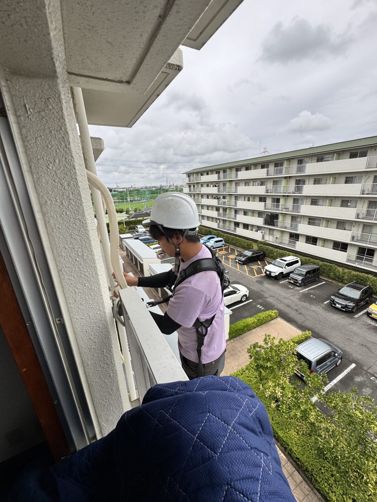 【名古屋市熱田区】高所作業車や足場が必要と言われたエアコン工事を安全に施工