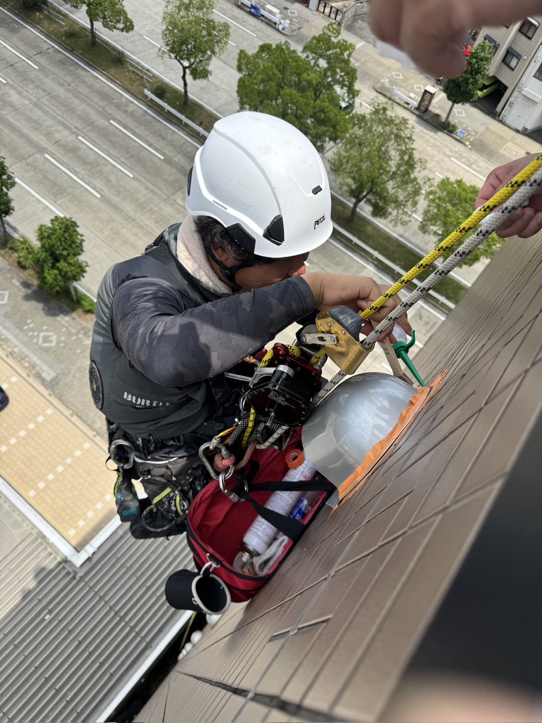 【愛知県名古屋市千種区】ロープアクセス工法によるベントキャップ交換・シール入替工事｜足場不要で雨漏り対策